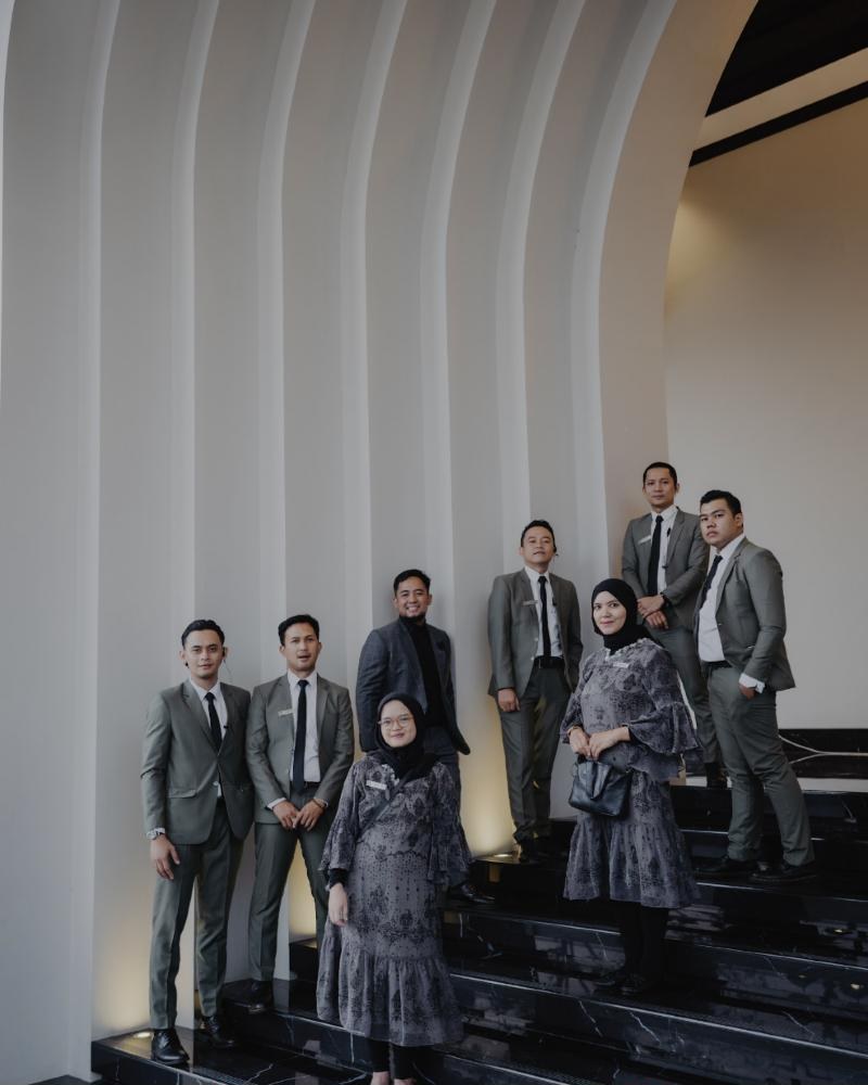 Tim TWEX berfoto di tangga venue